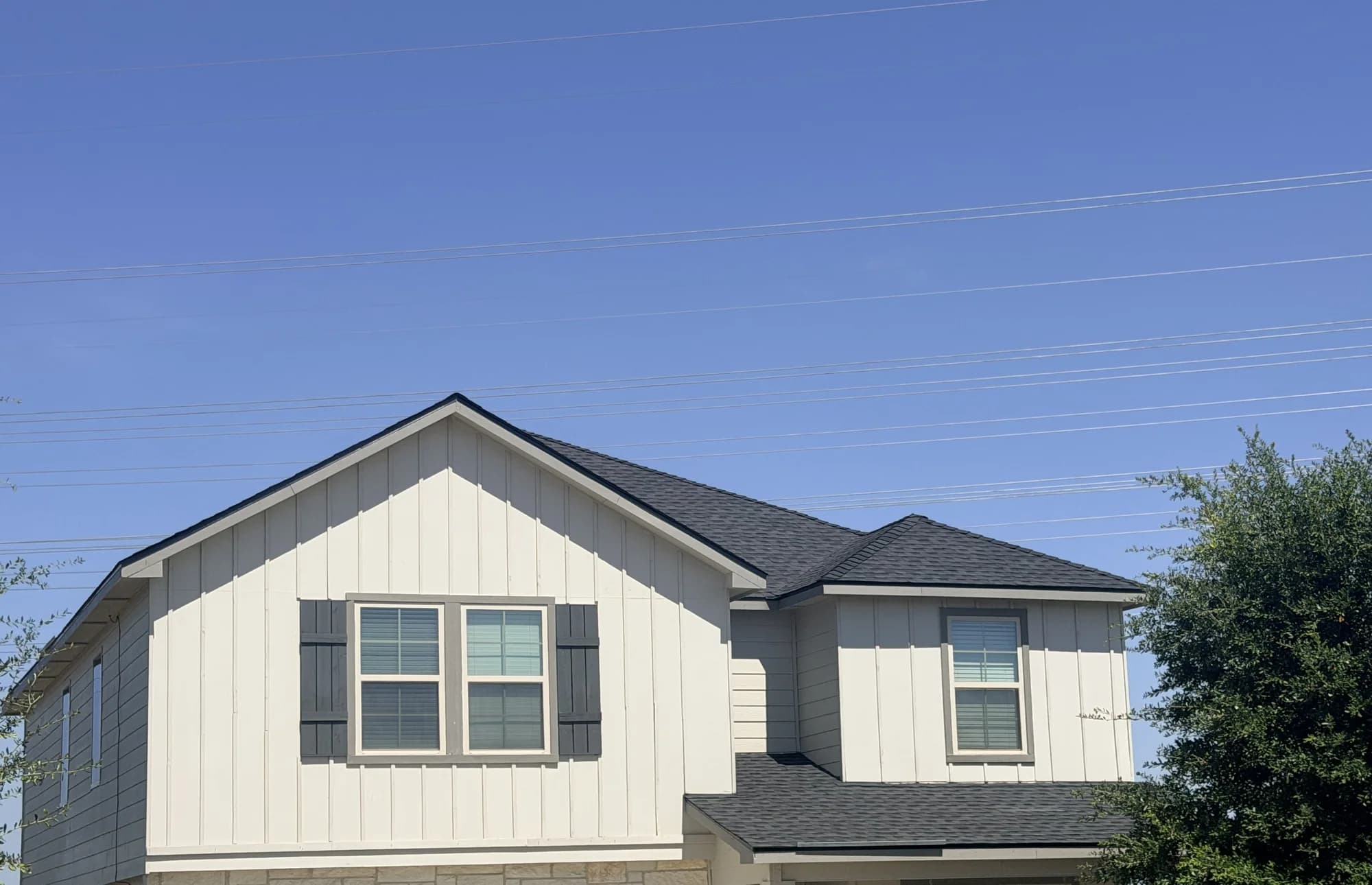 New architectural shingle roof installed on a San Antonio home