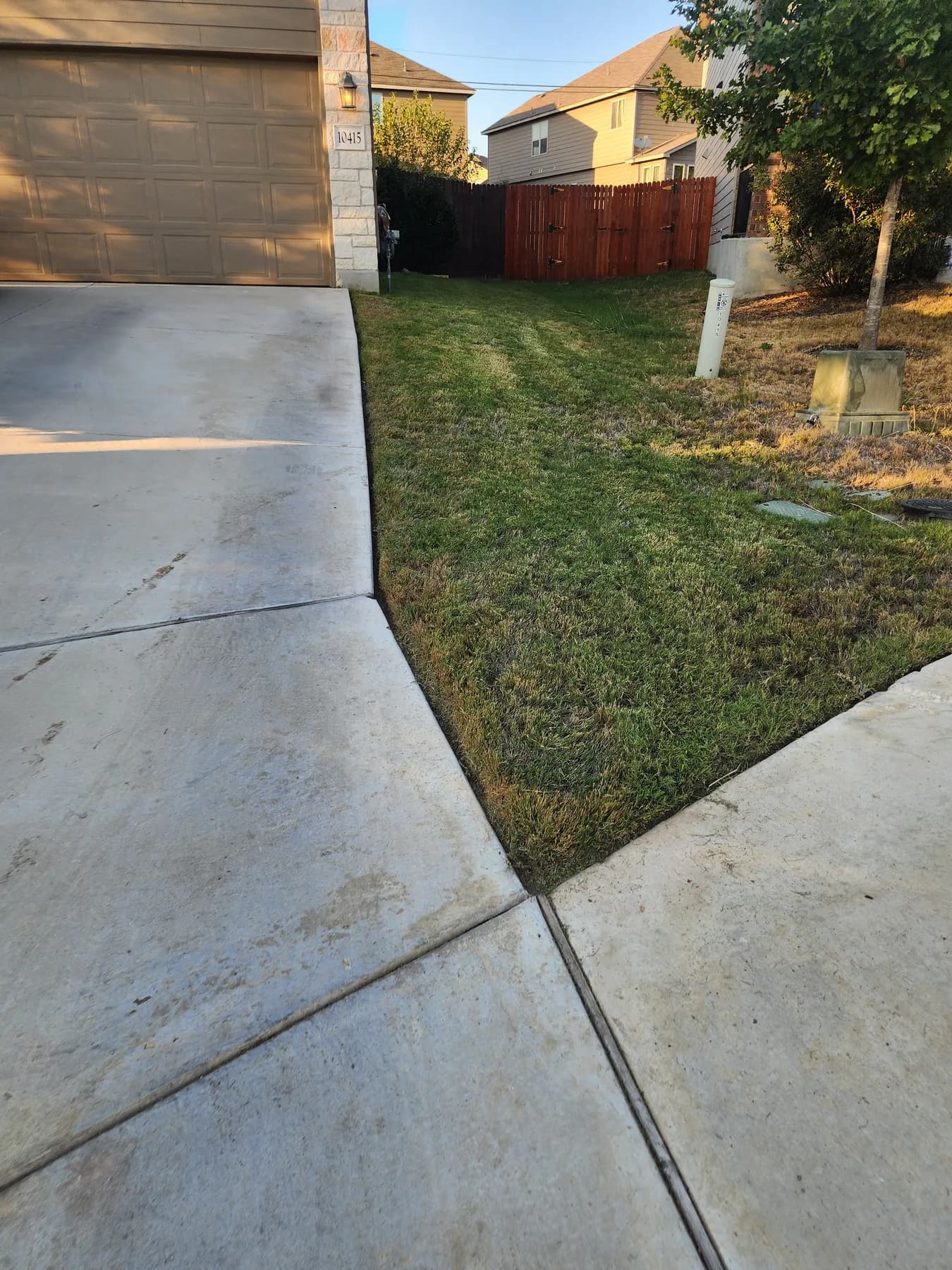 Neatly cut lawn maintained by Sanders & Co in the San Antonio area